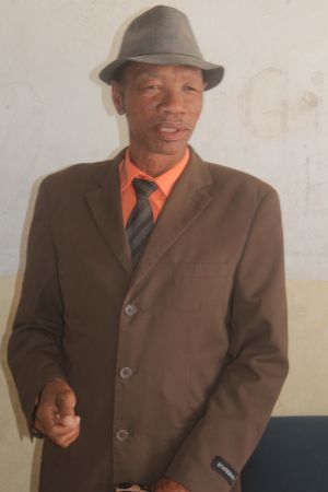 OUTJO, 21 October 2015 – The Hai//Om San traditional leader, Chief Dawid //Khamuxab speaks at the handing over of livestock by the Namibia-German Special Initiative Programme (NGSIP) to Hai//Om San community members on Wednesday at Seringkop. (Photo by: Mulisa Simiyasa) NAMPA 