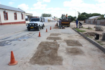 OTJIWARONGO, 05 March 2020 - Employees of the Otjiwarongo Municipality fixing potholes in Rikumbi Kandanga Street. (Photo by: Mulisa Simiyasa) NAMPA