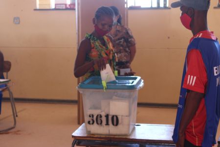 ARANOS, 25 November 2020 - A voter casting her ballot during the Regional Council and Local Authority Elections at Aranos in the Hardap Region. (Photo by: Rhonie ||Garoeb) NAMPA 