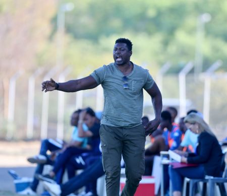 WINDHOEK, 05 November 2023 – UNAM Football Club head coach Ronnie Kanalelo instructing his players during the 2023/24 Debmarine Namibia Premiership game against Tigers at the UNAM Stadium. (Photo by: Hesron Kapanga) NAMPA