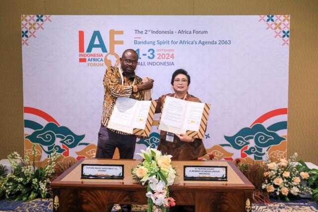 BALI, Future Image Investment CC, Anthony Atejioye (L) pictured with Mensa Group International Division, General Manager, Yulia Hidayat (R) during the signing ceremony in Bali. (Photo contributed) NAMPA 