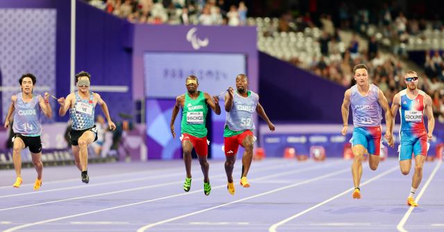 PARIS, 04 September 2024 – (From left) Tao Ye of China and his guide Haoyuin Tian; Namibian sprinters Ananias Shikongo and his guide Even Tjiuiju, and French athlete Timothee Adolphe and his guide Charles Renard in action during the semi-final heats of the men’s T11 100-meter race at the Stade de France during the Paris 2024 Paralympic Games. (Photo by: Hesron Kapanga) NAMPA