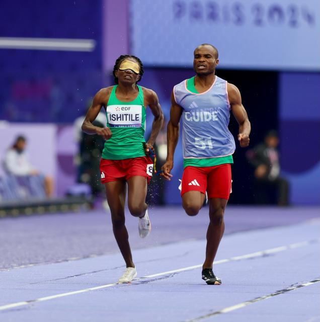 PARIS, 04 September 2024 – Namibian sprinter Lahja Ishitile and her guide Sem Shimanda in action during the semi-final heats of the women’s T11 200-meter race at a rainy Stade de France during the Paris 2024 Paralympic Games. (Photo by: Hesron Kapanga) NAMPA