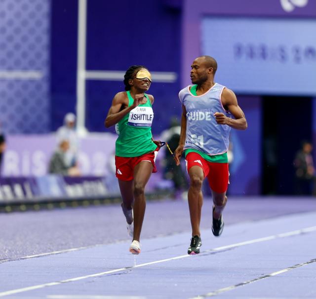 PARIS, 05 September 2024 – Namibian sprinter Lahja Ishitile and her guide Sem Shimanda in action during the semi-final heats of the women’s T11 200-meter race at a rainy Stade de France during the Paris 2024 Paralympic Games. (Photo by: Hesron Kapanga) NAMPA