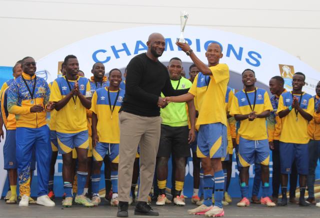 LÜDERITZ, 22 September 2024 – Brave Warriors head coach, Collin Benjamin is pictured with Harders Cup top goal scorer Jacobus Meyer and the winners of the tournament, Quiver football club. (Photo by: Suzith Tjitaura) NAMPA 