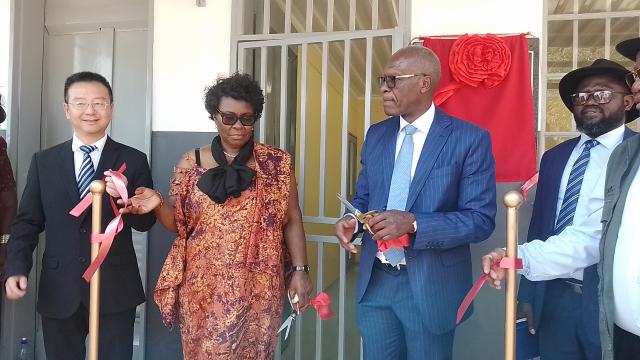 SHAMBADA, 04 October 2024 - Minister of Education, Arts and Culture Anna Nghipondoka and Minister of Mines and Energy Tom Alweendo receiving the donation from Swakop Uranium on Friday. (Photo by Maria David)NAMPA