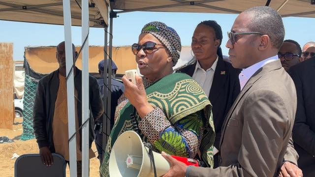 WALVIS BAY, 08 October 2024 - Vice President Netumbo Nandi-Ndaitwah addressing the crowd of displaced fire victims the Otweya informal settlement in Walvis Bay on Tuesday. (Photo by: Isabel Bento) NAMPA