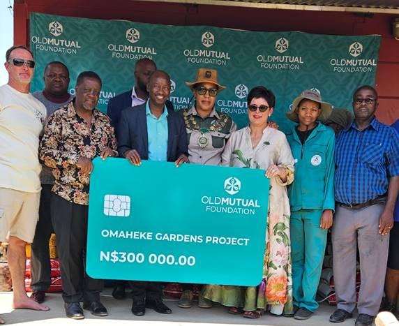 WINDHOEK, 09 October 2024 - Front and centre is Ndangi Katoma, the Old Mutual Namibia Managing Director of Retail Mass Foundation, who stands between the Governor of Omaheke, Pijoo Nganate (to his left) and Gobabis Mayor Melba Tjozongoro (to his right) as well as Marelise Serfontein from Good Food Namibia and the beneficiaries of the Omaheke Gardens project. (Photo contributed) NAMPA 
 