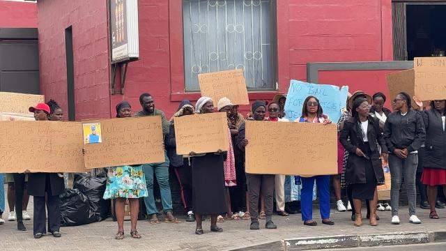 WALVIS BAY, 15 October 2024 - Family, friends and sympathisers of the late Matheus Sheehama who was reportedly murdered at Walvis Bay in August are demonstrating against the granting of bail to the 7 accused implicated in the young man’s death. (Photo by: Isabel Bento) NAMPA