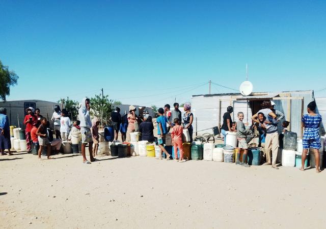 MARIENTAL, 29 OCT (NAMPA)-Today residents of the Takarania informal settlement queue for water as they await supply from the Mariental municipality, following a water crisis that has affected the town since last Friday.
(Photo by: Charmaine Boois) NAMPA 