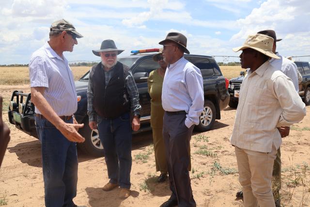 RUNDU, 14 November 2024 - Vhungu Vhungu Green Scheme Manager Floris Smith briefing President Nangolo Mbumba on the operations of the farm. (Photo by: Sawi Hausiku) NAMPA 