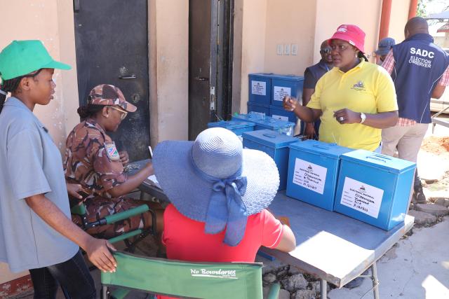 OTAVI, 25 November 2024 - Officials of the Electoral Commission of Namibia (ECN) at the Otavi Police Station warehouse dispatches teams to Tsumkwe, Okakarara, Omatako and Okahandja constituencies on Monday. (Photo by: Mulisa Simiyasa) NAMPA