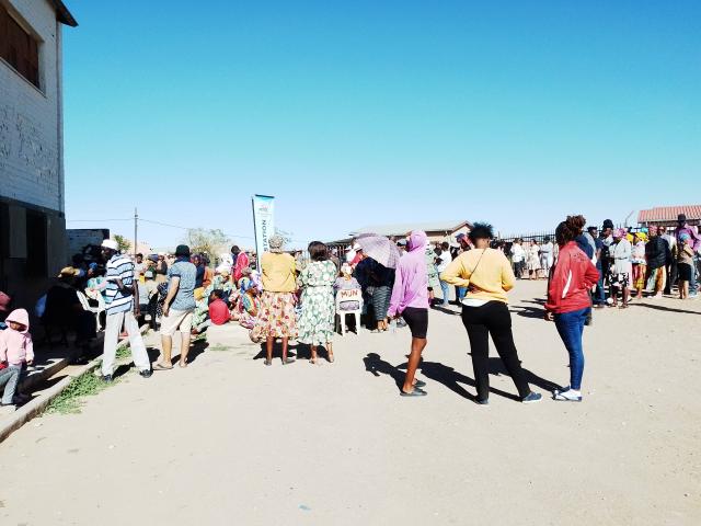 MARIENTAL, 26 NOV (NAMPA)- Large numbers of Mariental residents in queue at the Aimablaagte Community hall polling station.
(Photo by: Charmaine Boois) NAMPA