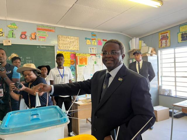 Independent Patriots for Change leader Panduleni Itula casting his vote at Mandume Primary school (Photo: Justina Shuumbwa) NAMPA