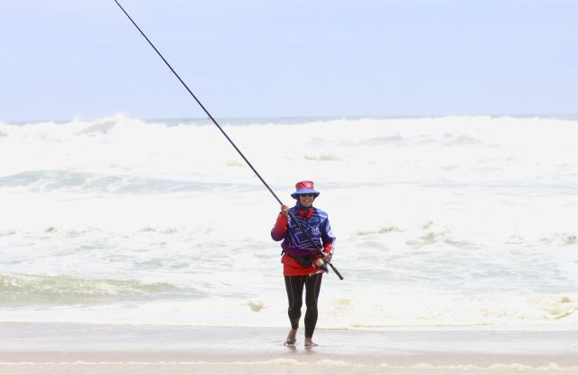 SWAKOPMUND, 11 December 2024 – A Namibian Female Angler while in action at the International Shore Angling Gala tournament which was held between Namibians and South Africans in Henties Bay. (Photo by: Hesron Kapanga) NAMPA