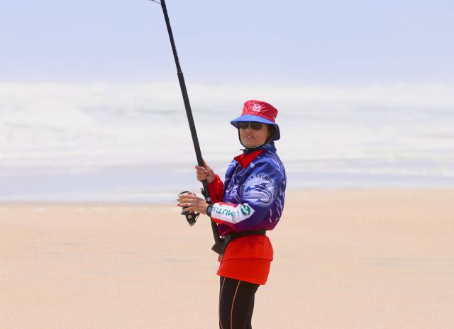 SWAKOPMUND, 11 December 2024 – A Namibian Female Angler while in action at the International Shore Angling Gala tournament which was held between Namibians and South Africans in Henties Bay. (Photo by: Hesron Kapanga) NAMPA