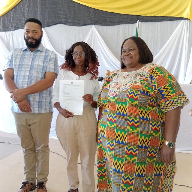 MARIENTAL, 17 DEC (NAMPA)-Minister of Trade and Industrialization, Lucia Iipumbu, alongside Hardap Region Governor, Salomon April, with one of the beneficiaries who received equipment from the Ministry during the handover ceremony.
(Photo by: Charmaine Boois ) NAMPA