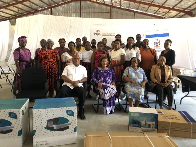 NKURENKURU, 19 December 2024-The Deputy Minister of Industrialization and Trade Verna Sinimbo together with beneficiaries at Nkurenkuru expo hall on Thursday.
(photo by: Lylie Joel)
NAMPA
