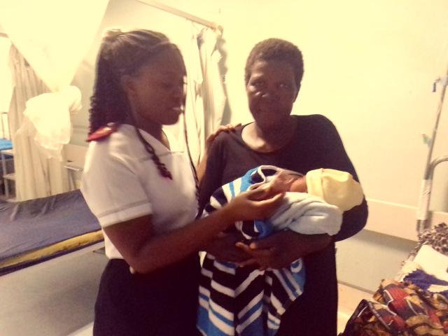 KATIMA MULILO, 01 January 2025 – Annesita Sikota holds her baby Bucwane Chiziza, who weighed 3.1kg at birth on New Year’s Day. They are pictured with registered nurse, Sister Chuma Maswabi. (Photo by: Michael Mutonga Liswaniso) NAMPA
