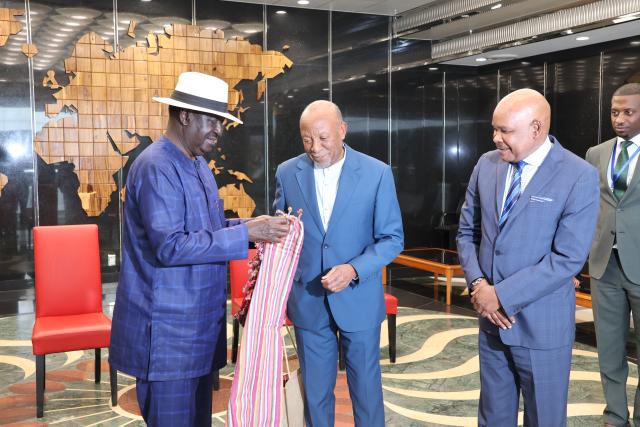 WINDHOEK, 15 January 2025 - President Nangolo Mbumba exchanging gifts with eminent Kenyan politician Raila Odinga at State House (Photo: Andreas Thomas) NAMPA


