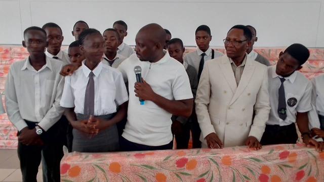 KATIMA MULILO, 30 January 2025 - Swapo Party Deputy Secretary for Information and Publicity, Charles Mubita pictured here with Kabende Kabende an alumnus of the Caprivi senior secondary school (CSSS) and a crop of the current CSSS students at the the official hand over of 150 school mattresses from the Central North Regional Electricity Distributor (CENORED) and a cheque of N.dollar 100 000 from the Development Bank of Namibia. Mubita was the keynote motivational speaker at the event.
(Photo by: Michael Mutonga Liswaniso) NAMPA