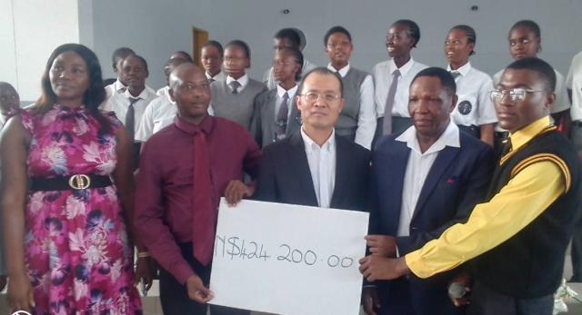 Caprivi Senior Secondary School (CSSS), on Thursday received a cheque donation of N. dollar 424 000 from the Ambassador of the People’s Republic of China, Zhao Weiping to address some of the critical challenges that the school faces. In this photo the Ambassador is flanked by the deputy regional education director, Norah Munembo, school principal Richard Musilizo, former CSSS student Charles Mubita and SRC President Elvis Masule. (Photo by: Michael Mutonga Liswaniso) NAMPA.