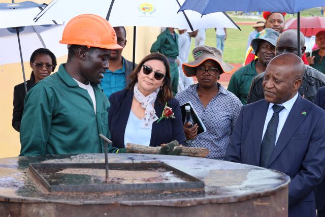 RIETFONTEIN, 30 April 2025 - A simulation of a real charcoal production situation while Prime Minister, Dr Elijah Ngurare (right ) looks on before officially launching the practical training session of the charcoal production course at the National Youth Service (NYS)'s Rietfontein centre outside Grootfontein in the Otjozondjupa Region on Wednesday. This was after a total of 345 recruits of NYS on Wednesday graduated with certificates part-one of the biomass business and charcoal production course at the centre. (Photo by: Mulisa Simiyasa) NAMPA