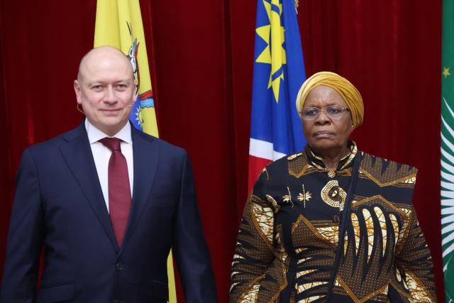 WINDHOEK, 07 MAY 2025- High Commissioner of United Kingdom and Northern Ireland, Neil Bradley (L) pictured with President Netumbo Nandi-Ndaitwah (R) at State House during the letters of credence ceremony.  (Photo by: Linea Dishena) NAMPA