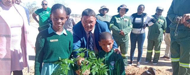 MARIENTAL, 12 MAY (NAMPA) - Hardap Governor, Riaan McNab with learners of the Aimablaagte Primary School, where he planted trees in remembrance of the late Founding President, Dr. Sam Nujoma on Monday. McNab distributed 30 seedlings to local schools in Mariental on Monday.
(Photo by: Charmaine Boois) NAMPA 