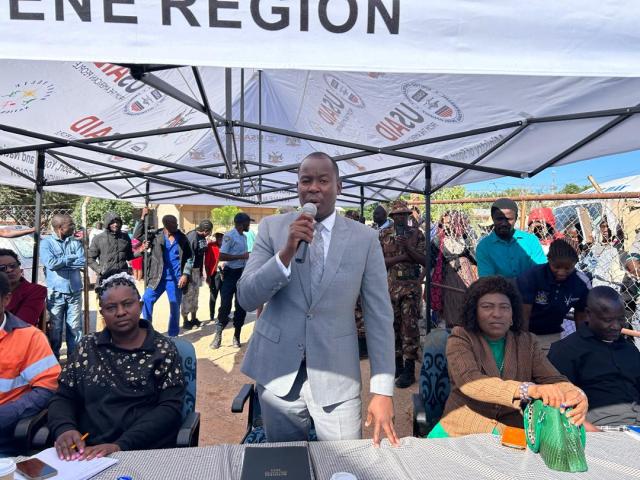 OPUWO, 08 MAY 2025 - Kunene Governor Vipuakuje Muharukua discusses regional issues with Opuwo residents for collective solutions. (Photo by: Uakutura Kambaekua) NAMPA.
