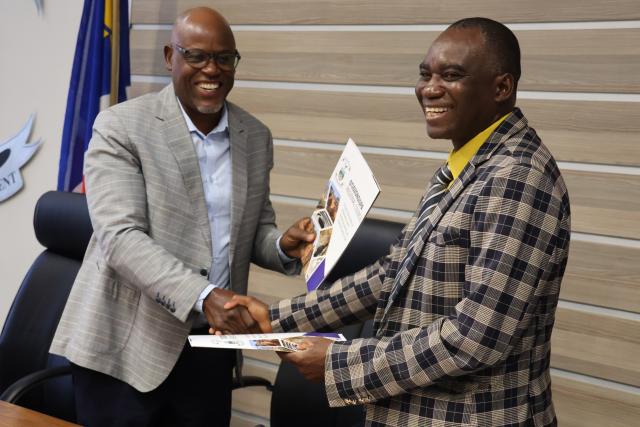 OTJIWARONGO, 27 June 2025 - The Executive Director of the Namibian Institute of Public Administration and Management (NIPAM), Dr Heroldt Murangi (L) and Chairperson of the Otjozondjupa Regional Council, Johannes Hausiku (R) exchange files containing signed documents for a Memorandum of Understanding (MoU) the two entered into Friday morning on behalf of their organisations at Otjiwarongo. (Photo by: Mulisa Simiyasa) NAMPA 