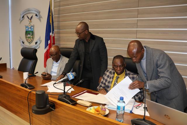OTJIWARONGO, 27 June 2025 - The Executive Director of the Namibian Institute of Public Administration and Management (NIPAM), Dr Heroldt Murangi (L) and Chairperson of the Otjozondjupa Regional Council, Johannes Hausiku (third from right) sign documents for a Memorandum of Understanding (MoU) the two entered into Friday morning on behalf of their organisations at Otjiwarongo. (Photo by: Mulisa Simiyasa) NAMPA 