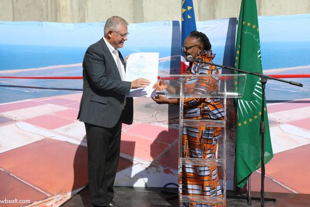 WALVIS BAY, 30 June 2025 - Minister of International Relations and Trade Selma Ashipala-Musavyi hands over the trading certificate to the Walvis Bay Salt Company CEO Andre Snyman, the first company to trade under the African Continental Free Trade Area (AfCFTA) framework the during the official launch of the Namibia’s first export consignment under the framework at Walvis Bay on Monday. This marked the country’s formal entry into Africa’s largest trade agreement. (Photo by: Isabel Bento) NAMPA