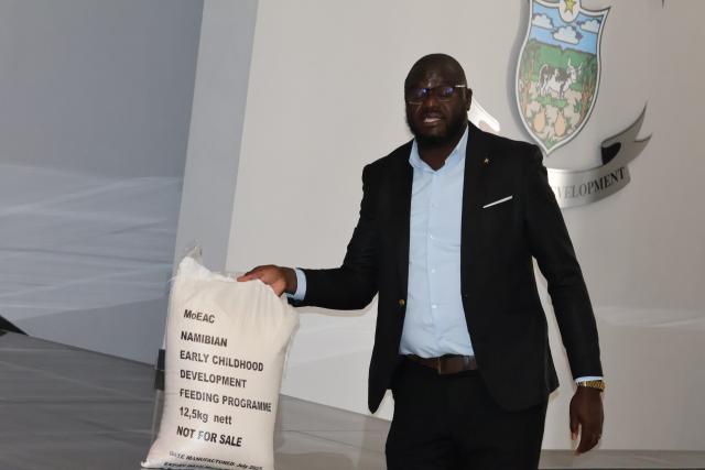 OTJIWARONGO, 09 September 2025 - Eduction official, Theofilus Nuugulu holds a bag of fortified instant porridge meal on Tuesday which will assist centres of Early Childhood Development (ECD) in the Otjozondjupa Region with the feeding of children aged zero to eight years. (Photo by: Mulisa Simiyasa) NAMPA