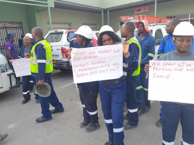 
KATIMA MULILO, 25 September 2025 - Employees of the Northern Namibia' Regional Electricity Distributor (NORED) here, staged a peaceful demonstration outside the offices of the company on Thursday morning.

(Photo: Michael Mutonga Liswaniso) NAMPA







