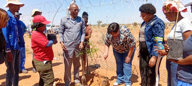 KALKRAND, 01 October 2025(NAMPA)- The Kalkrand Village Council in collaboration with local business woman Corne Smith and the local youth group called “Never Give Up” held a tree planting ceremony at the local cemetery in Kalkrand on Wednesday.
(Photo: Charmaine Boois) NAMPA 