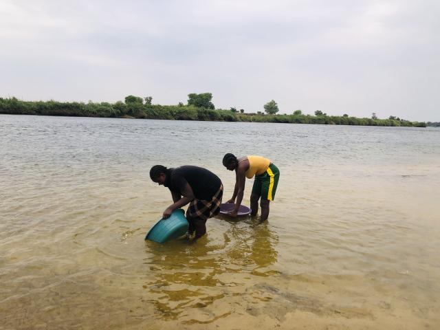 NKURENKURU, 29 October 2025 - Local residents doing their laundry and fetching water from the river. (Photo by: Lylie Joel)
NAMPA