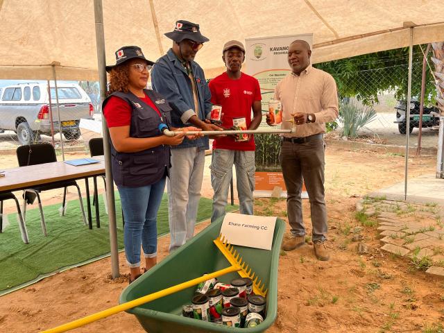 NKURENKURU, 10 November 2025 – The Kavango West Regional Governor, Verna Sinimbo, on Monday distributed agricultural materials valued at N. dollars 1.5 million donated by the Food and Agriculture Organisation (FAO) to 19 horticulture farmers in Nkurenkuru.
(photo: Lylie Joel)
NAMPA