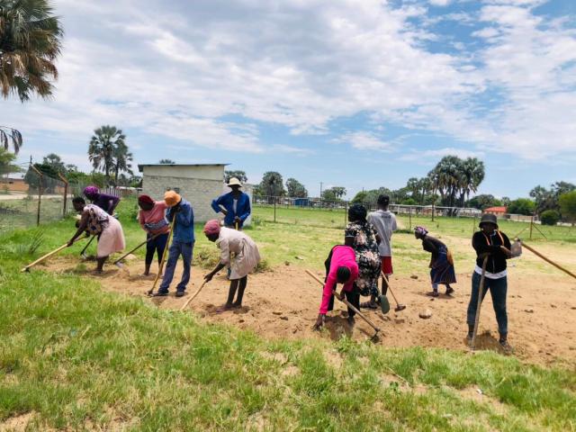 NKURENKURU, 25 November 2025– The residents of Nkurenkuru, doing labour work for Nkurenkuru Town Council, calling on incoming leaders being elected in the upcoming election to prioritise permanent employment opportunities over temporary work.
(photo:Lylie Joel)
NAMPA