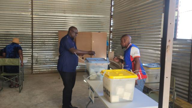 WINDHOEK, 26 NOVEMBER 2025 - Moses ||Garoëb Constituency Councillor Stefanus Ndengu casting his vote. (Photo by: Molly Weyulu) NAMPA 