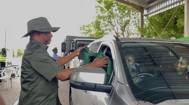 OSHIVELO- Oshikoto governor Sacky Kathindi handing out MEFT goodies to travelers at the Oshivelo checkpoint.

(Photo: Max Henrich) NAMPA 