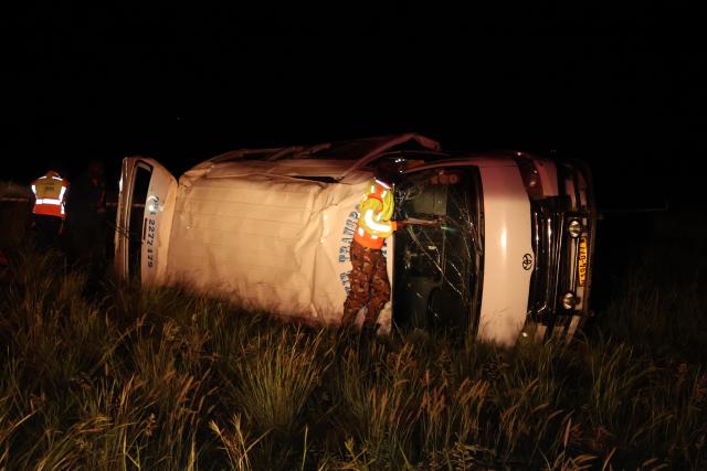 OTJIWARONGO, 05 January 2026 - The accident scene outside Otjiwarongo on Monday night where a woman lost her life in the minibus after it overturned on Otjiwarongo-Okahandja B1 road. (Photo by: Mulisa Simiyasa) NAMPA