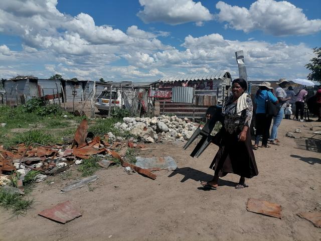 GROOTFONTEIN, 08 January 2026 - A team of community health workers at Grootfontein on Thursday discusses Cholera disease with some community members in the Kap n Bou informal area. (Photo by: Mulisa Simiyasa) NAMPA 
