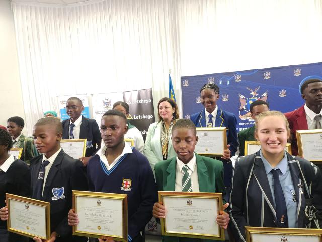WINDHOEK, 13 JANUARY 2026 - Minister of Education, Innovation, Youth, Sport and Culture, Sanet Steenkamp pictures with top performing learners. (Photo by: Molly Weyulu) NAMPA 