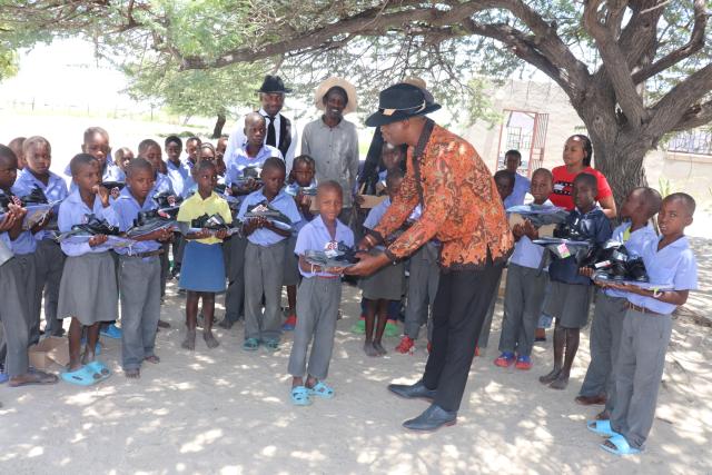 OSHAKATI, 16 January 2026-Oshana regional governor Hofni Iipinge during the official handover of 22 full sets of school uniforms to the Engombe junior primary school learners. )photo: Ester Hakaala) NAMPA