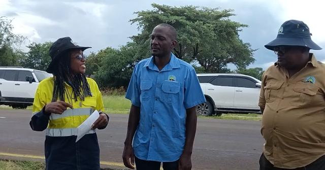 LISELO, 19 January 2026 - Roads Authority Regional Manager, Lynnette Malipa engages with the Works and Transport Minister at the proposed site for the construction on the new weighbridge in the Liselo area that the Minister dissaproved.

(Photo: Michael Mutonga Liswaniso) NAMPA