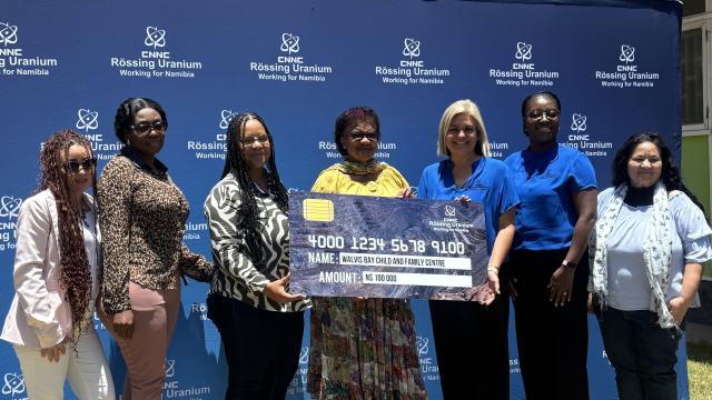 WALVIS BAY, 22 January 2026 - Sunshine Centre Executive Director Wendy Huschfeldt (in black and white) and Rössing Uranium, General Manager for Human Capital, Safety and Sustainability Liezl Davies (3rd from right) photographed with other employees from Sunshine and Rössing during the handover of the N.dollars 100 000 donation to the centre at Walvis Bay. (Photo by: Isabel Bento) NAMPA