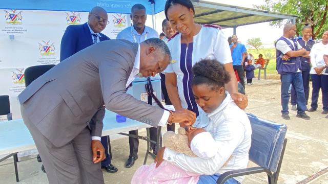 OMUTHIYA, 26 January 2026-Oshikoto Governor Sacky Kathindi administering the first polio drop at Omuthiya clinic.

(Photo: Max Henrich) NAMPA 