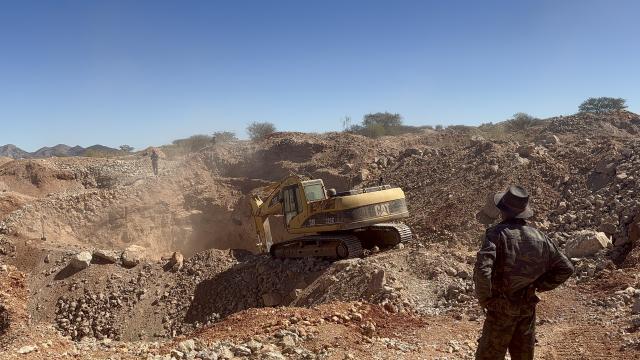 NEU-SCHWABEN, 22 March 2026 - Chairperson of the Small-scale miners at New-Schwaben Metirapi Lucky Kapekarua looks on as an excavator digs in a mining pit for extraction of tourmaline. (Photo by: Isabel Bento) NAMPA