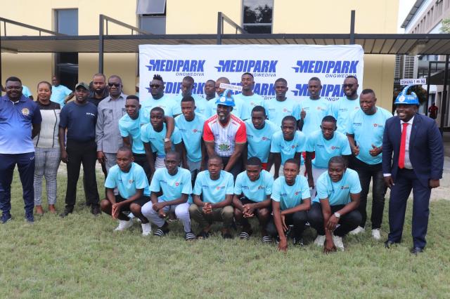 OSHAKATI, 31 March 2026 - Oshana Regional Governor Hofni Iipinge together with the U/20 football and U/19 netball teams official send off ahead of the upcoming Nedbank Namibian Newspaper Cup slated for the long Easter-weekend in Keetmanshoop in the //Kharas regio. (Photo: Ester Hakaala) NAMPA 